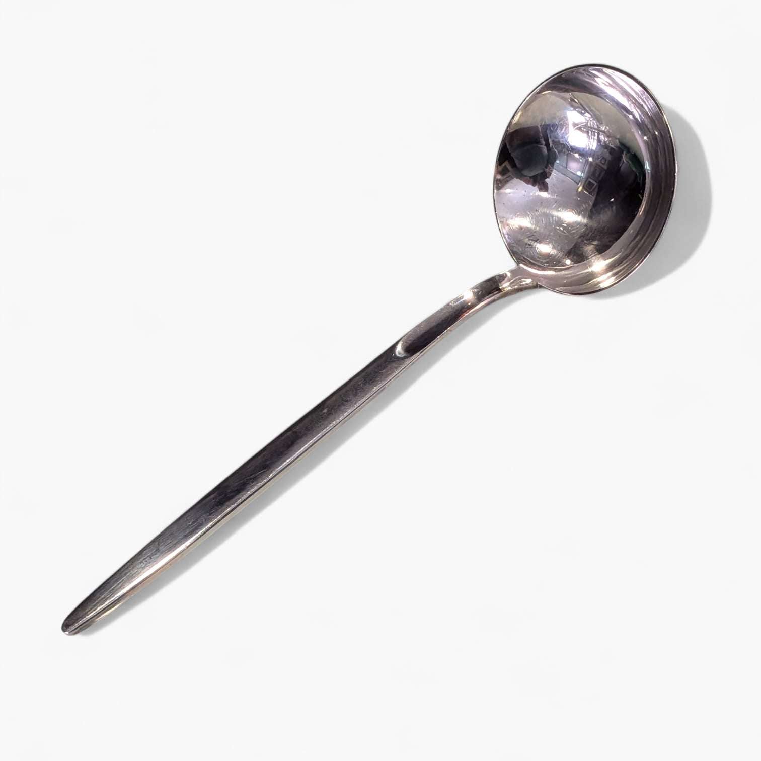 Cucharón de metal plateado antiguo vista lateral