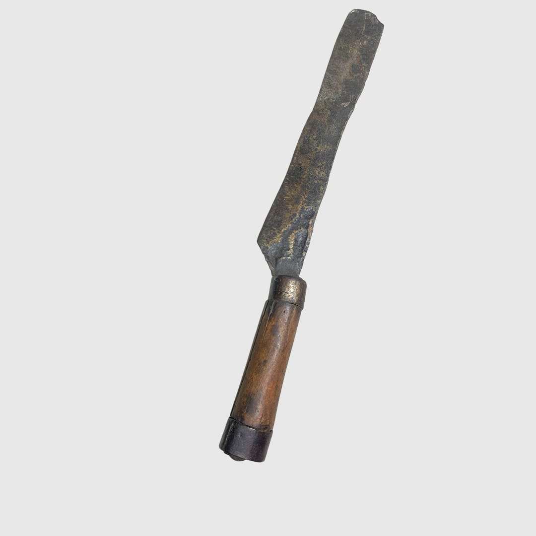 Detalle del mango de madera envejecida del cuchillo.