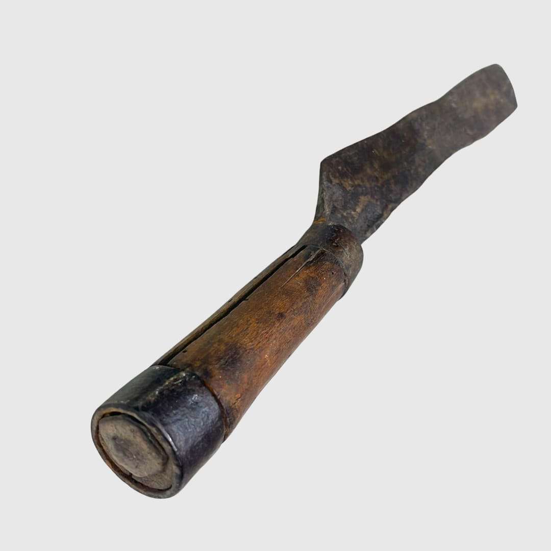 Cuchillo antiguo de cobre con mango de madera artesanal.