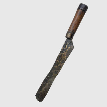 Cuchillo antiguo de cobre con mango de madera artesanal.