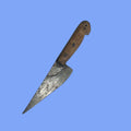 Cuchillo de carnicero antiguo en ángulo, mostrando su pátina original.