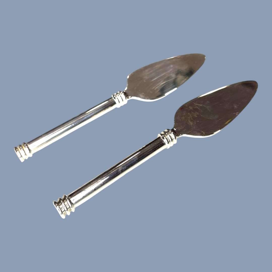 Estos refinados cuchillos de queso bifurcados destacan por su diseño elegante y su acabado plateado de alta calidad, pensado para quienes buscan funcionalidad y distinción en la mesa.