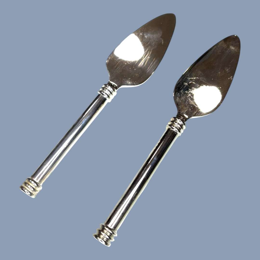 Estos refinados cuchillos de queso bifurcados destacan por su diseño elegante y su acabado plateado de alta calidad, pensado para quienes buscan funcionalidad y distinción en la mesa.