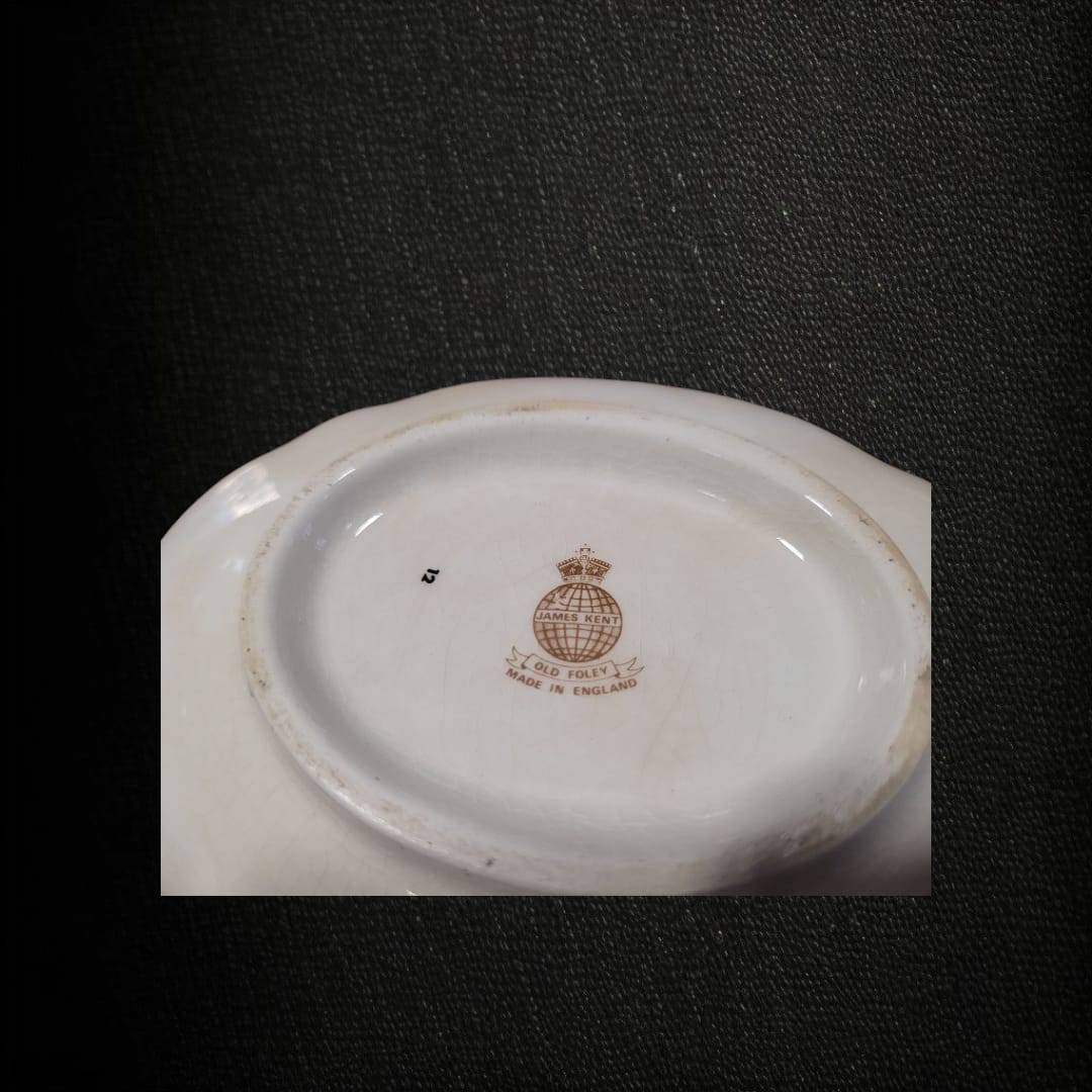 Cuenco de porcelana inglesa James Kent (Old Foley) con diseño floral pintado a mano y borde dorado, ideal para decoración y coleccionistas.