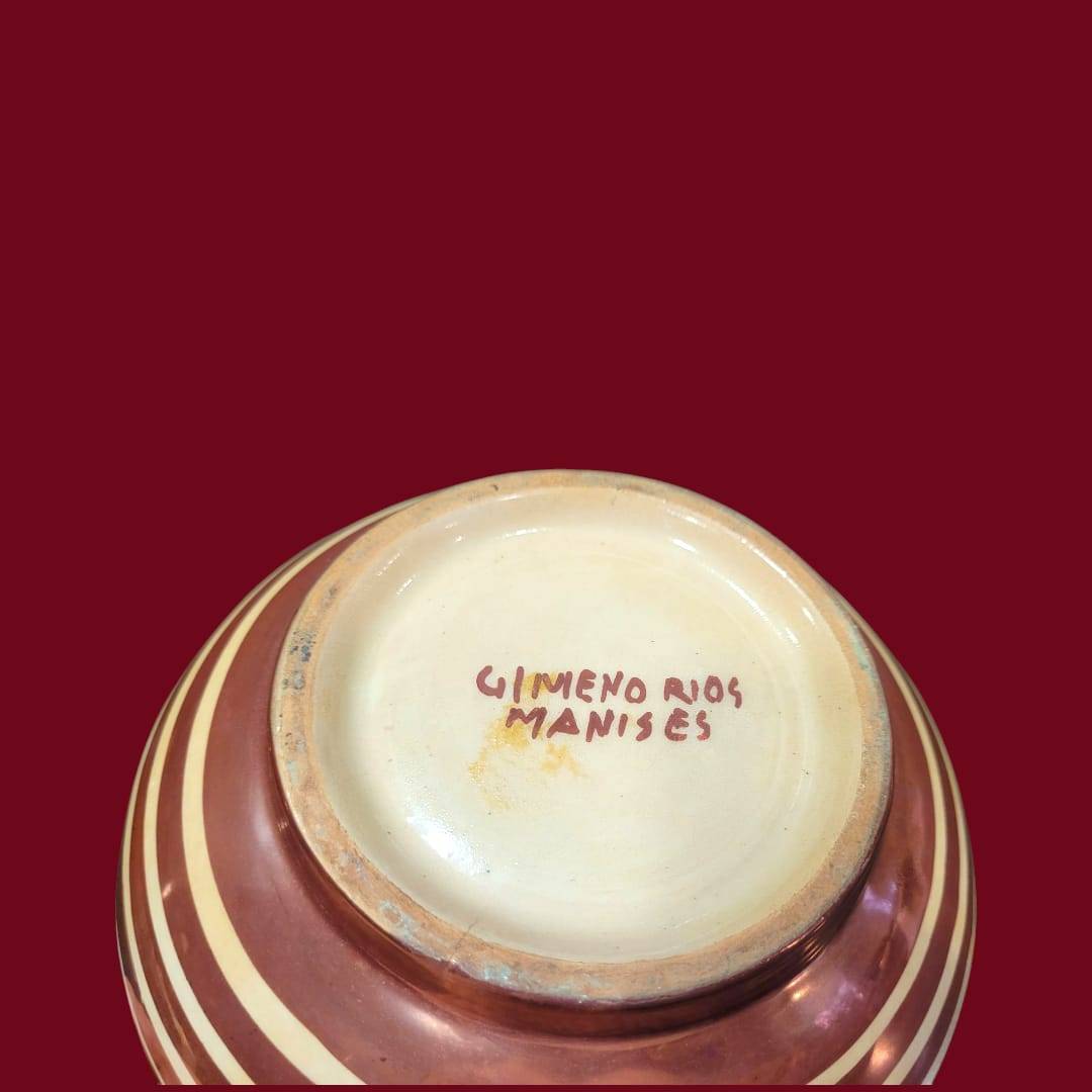 Base del cuenco de cerámica de Manises con firma 'Gimeno Rios Manises'. Auténtica pieza artesanal con acabado tradicional.