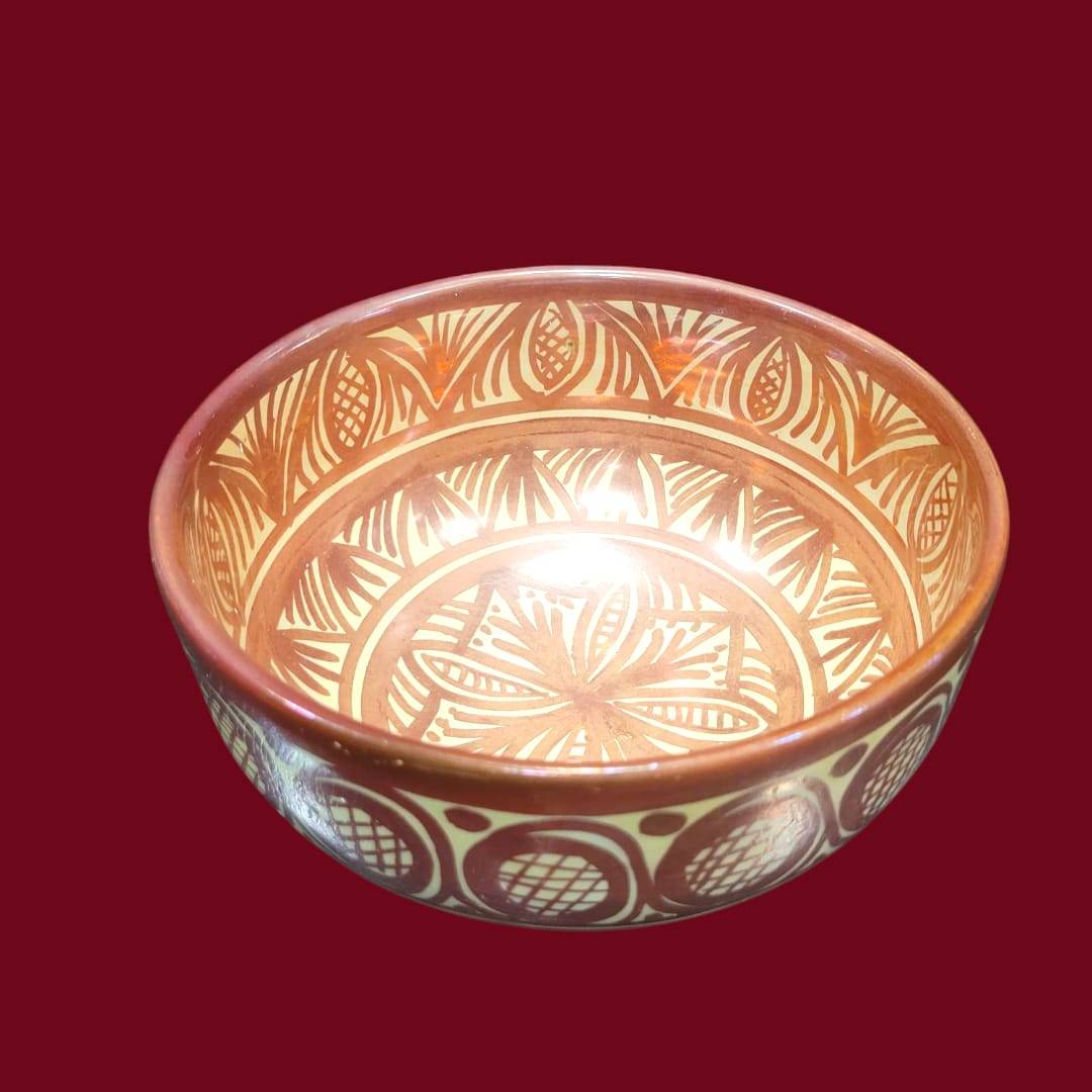 Cuenco de cerámica de Manises con diseño artesanal en tonos marrones y beige. Decoración detallada con patrones geométricos esmaltados.