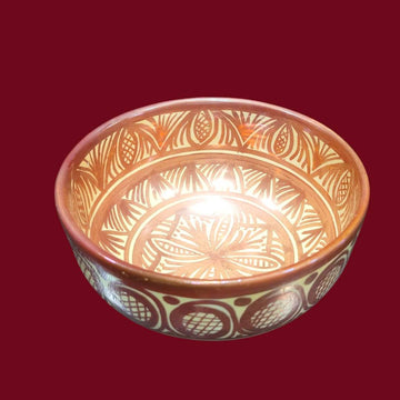 Cuenco de cerámica de Manises con diseño artesanal en tonos marrones y beige. Decoración detallada con patrones geométricos esmaltados.