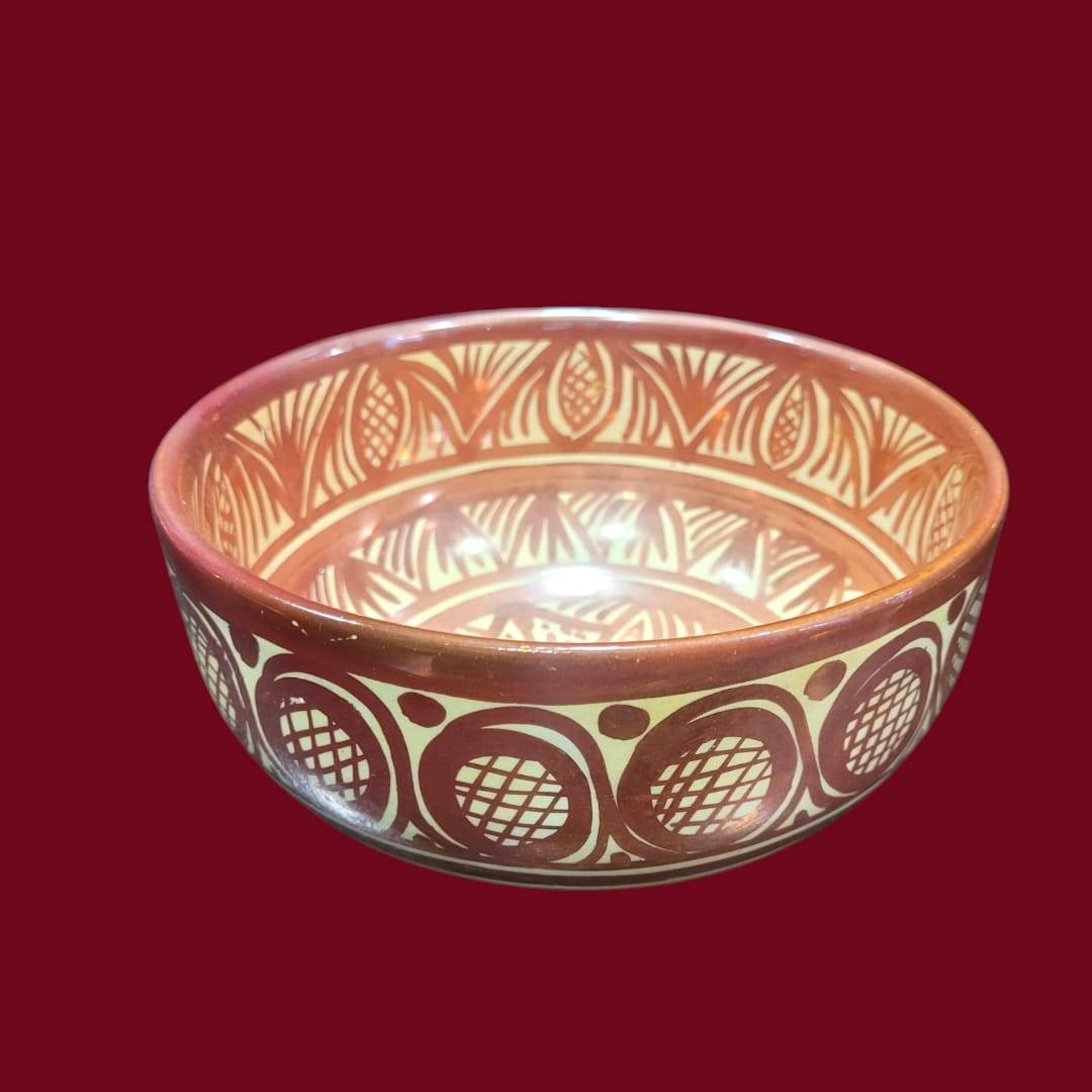 Cuenco de cerámica esmaltada de Manises con motivos geométricos en relieve. Pieza artesanal ideal para decoración del hogar.