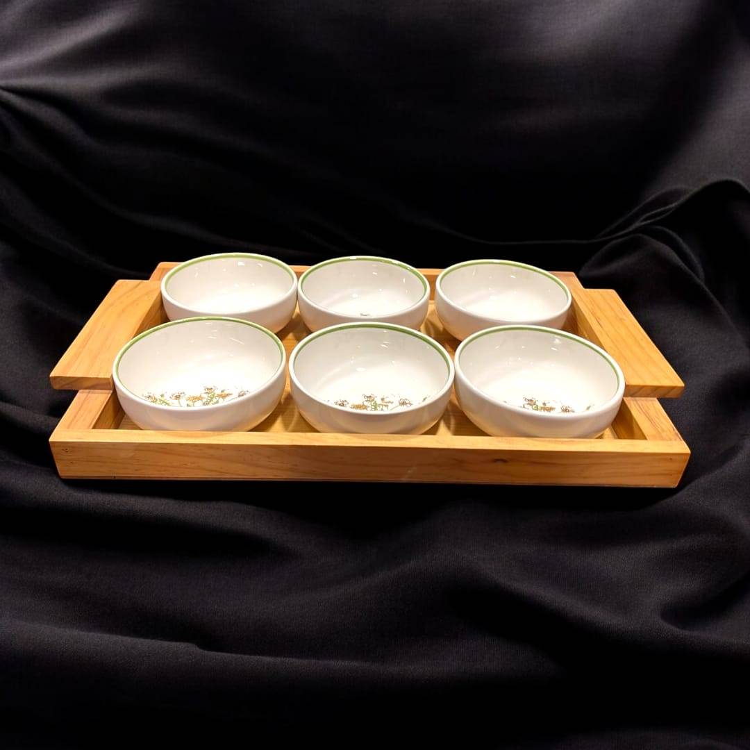 Set de 6 cuencos de porcelana botánica con diseño floral de diente de león, presentados en una bandeja de madera. Elegancia para decoración del hogar.