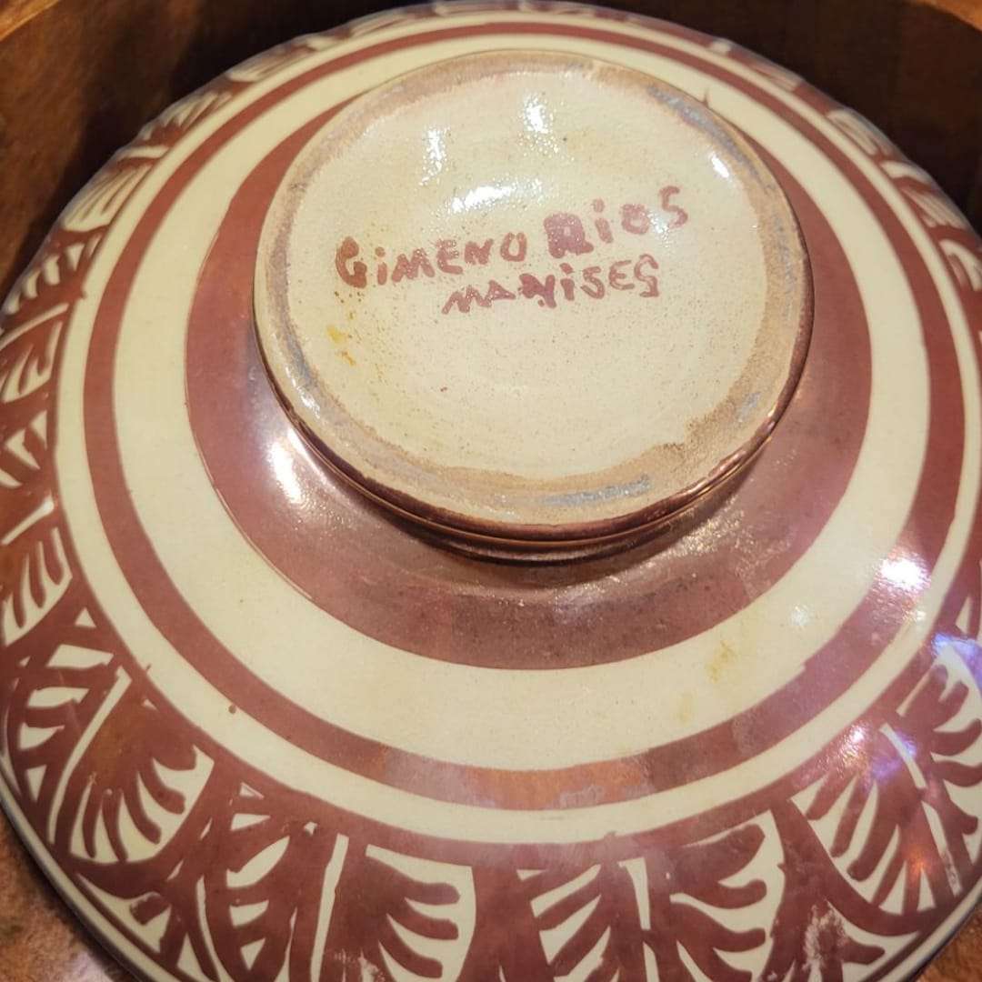Base de cuenco de cerámica Manises con firma 'Gimeno Rios', diseño tradicional en tonos marrones. Ideal para decoración artesanal del hogar.