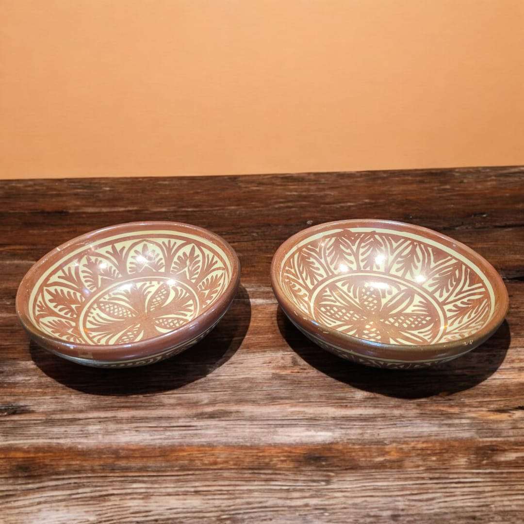 Cuencos de cerámica Manises con diseño floral tradicional en tonos marrón y crema, ideales para decoración artesanal en el hogar.