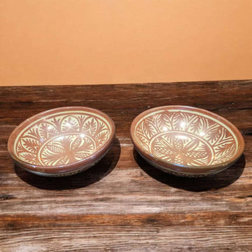 Cuencos de cerámica Manises con diseño floral tradicional en tonos marrón y crema, ideales para decoración artesanal en el hogar.