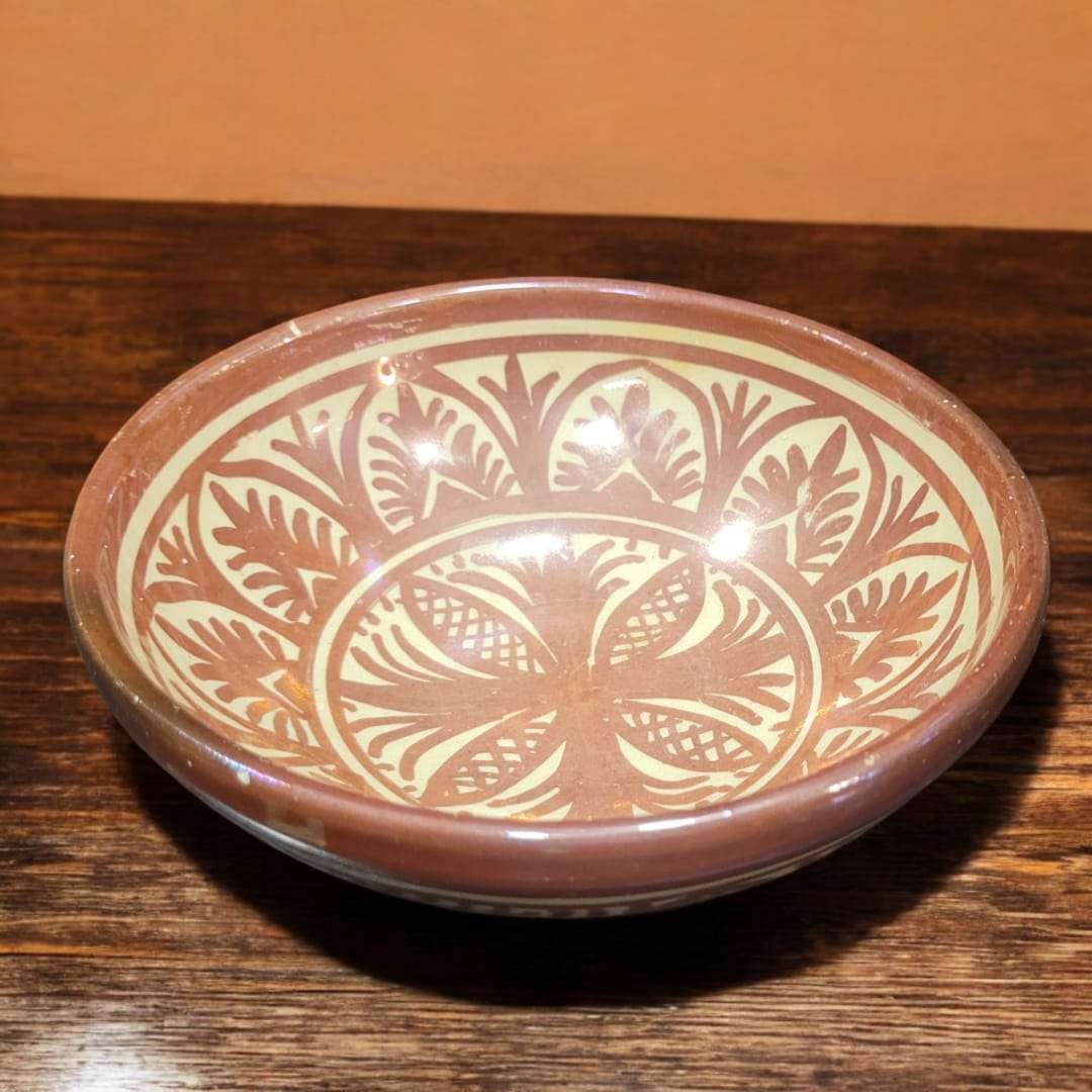Cuenco de cerámica Manises con diseño floral tradicional en tonos tierra, ideal para decoración artesanal en el hogar. Medidas: 16 x H7 cm.