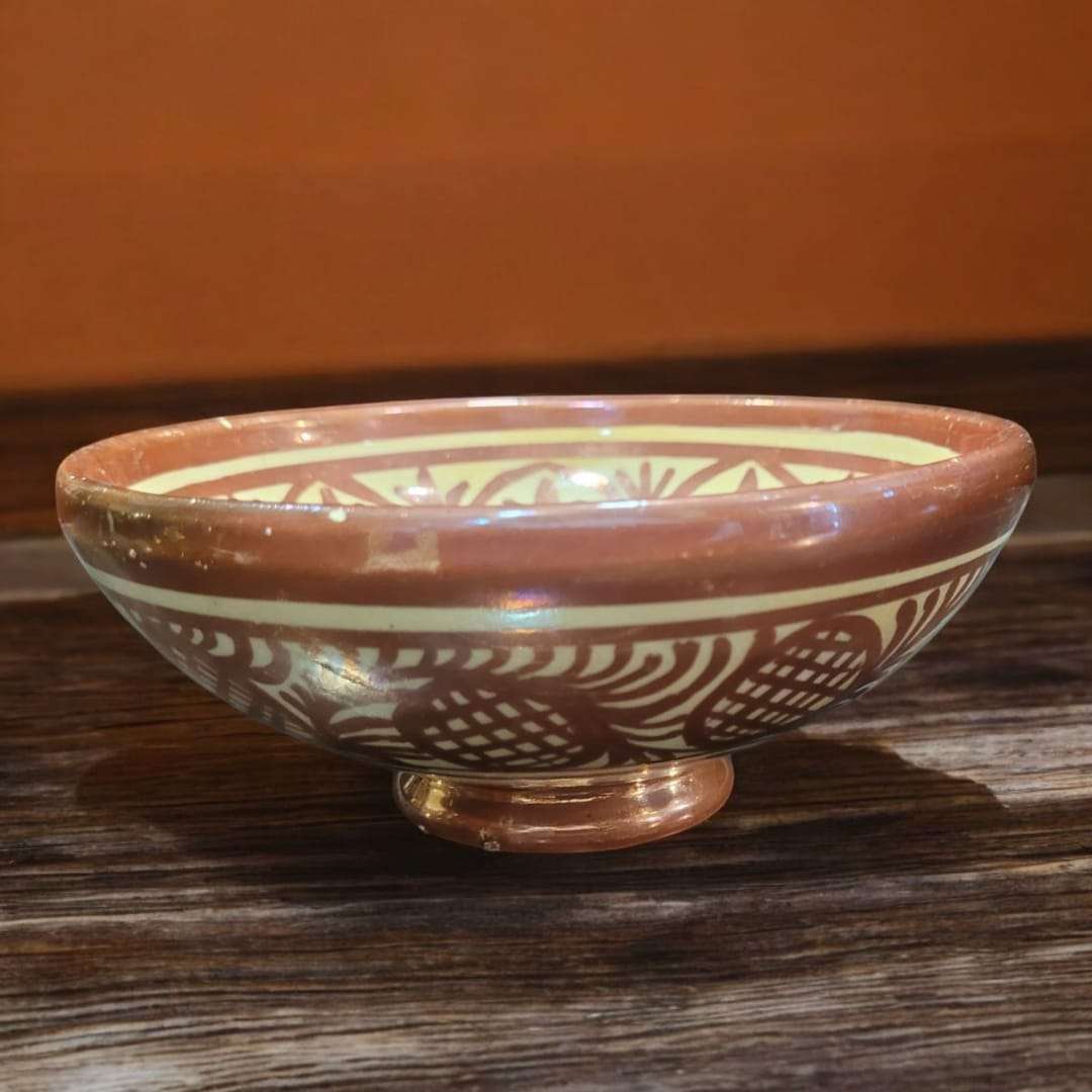 Cuenco de cerámica Manises con diseño tradicional floral en tonos marrón y crema, ideal para decoración de interiores rústicos o clásicos.