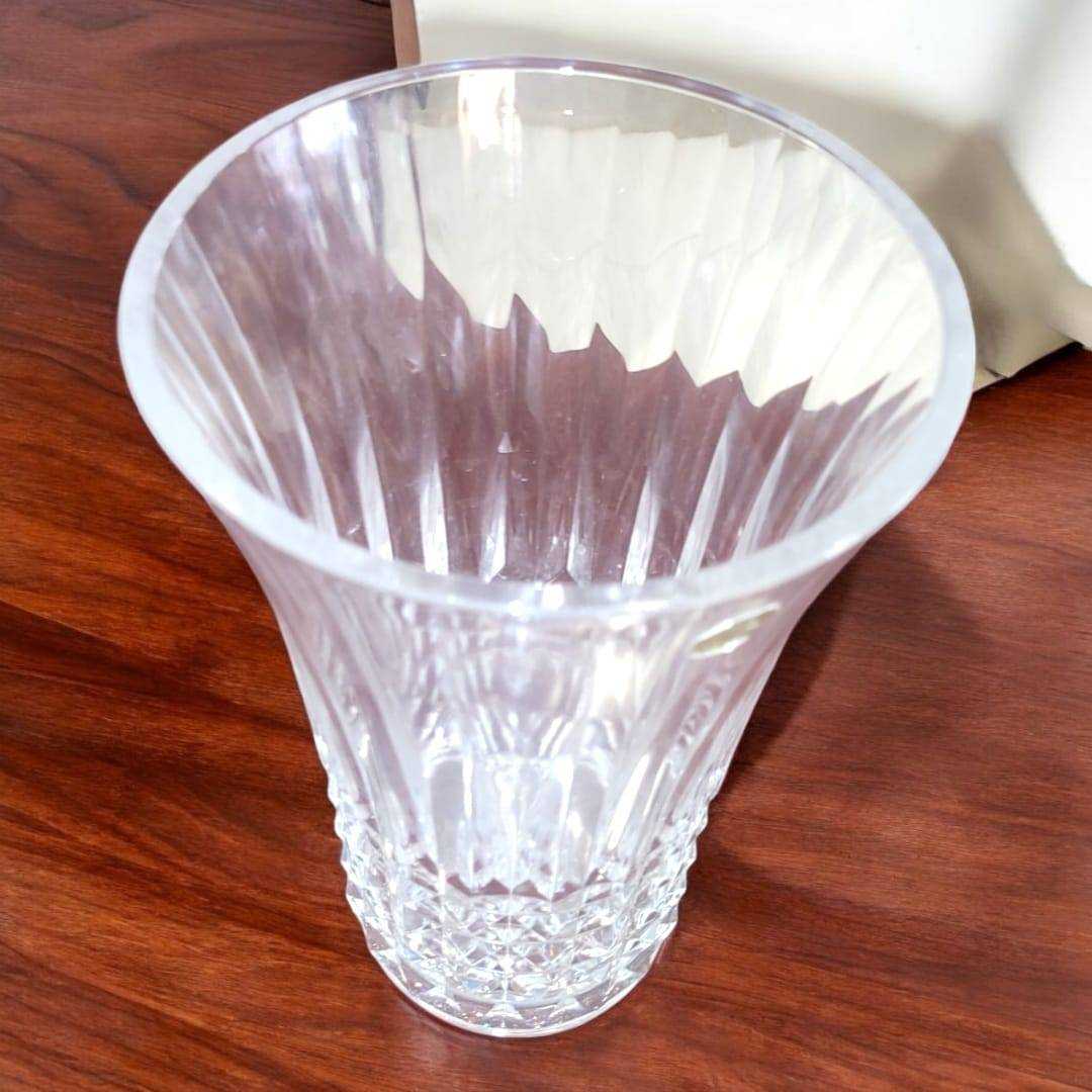 Jarrón de cristal tallado con diseño clásico y elegante, ideal para decoración del hogar en mesas o estanterías. Perfecto para flores o como pieza decorativa.