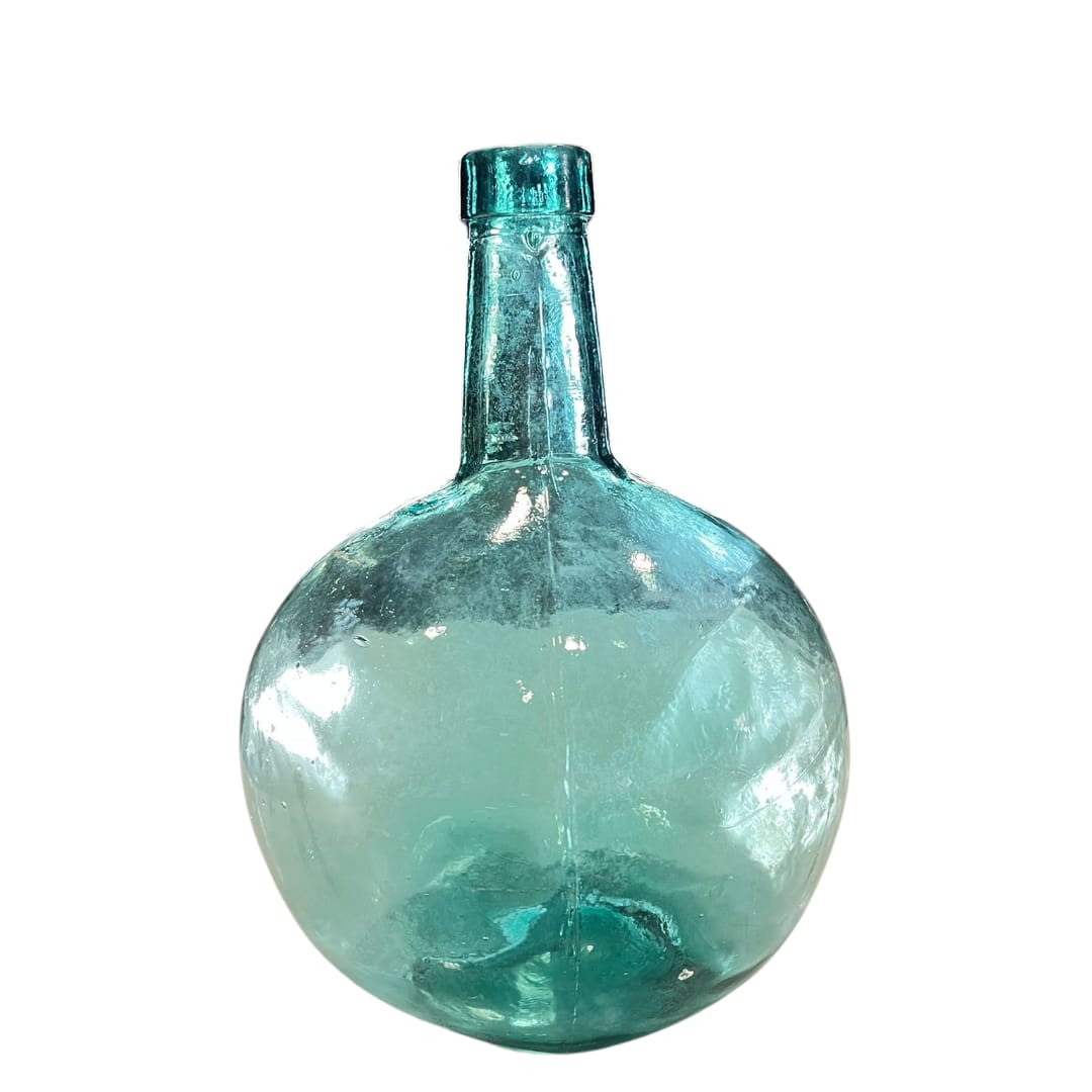 Damajuana antigua de cristal soplado verde vista superior.