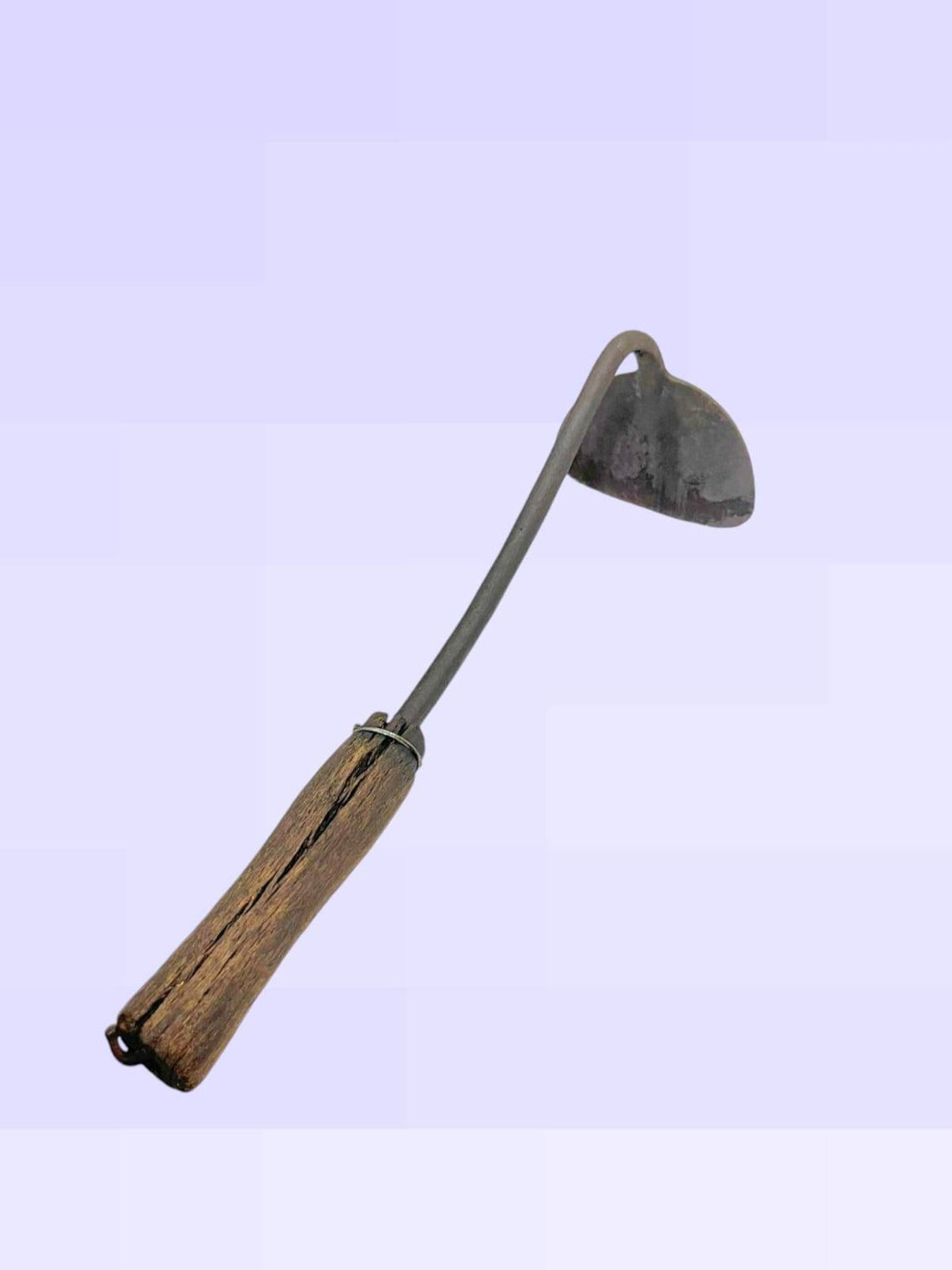 Amocafre clásico con mango de madera curvado, ideal para escardar y trasplantar plantas en jardines y huertos domésticos.