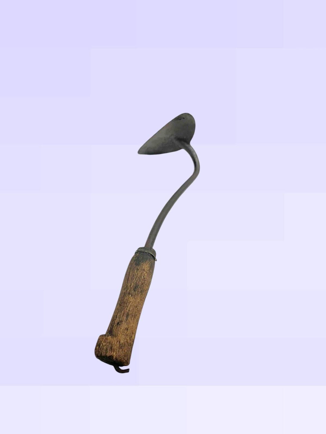 Amocafre clásico con mango de madera curvado, ideal para escardar y trasplantar plantas en jardines y huertos domésticos.