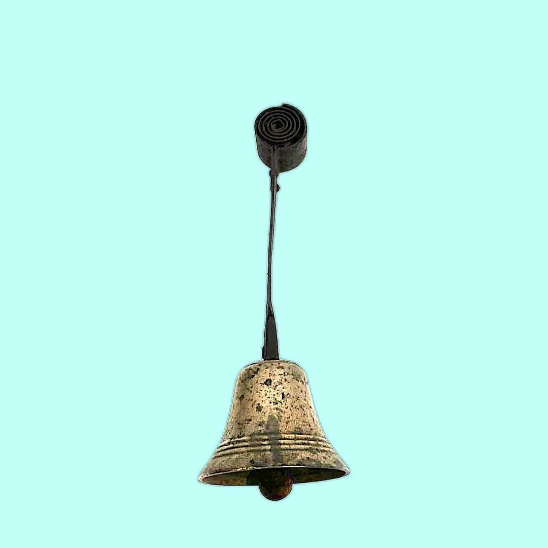 Campanilla vintage de bronce con soporte de hierro forjado, ideal para decoración clásica en entradas o jardines. Diseño antiguo y funcional.