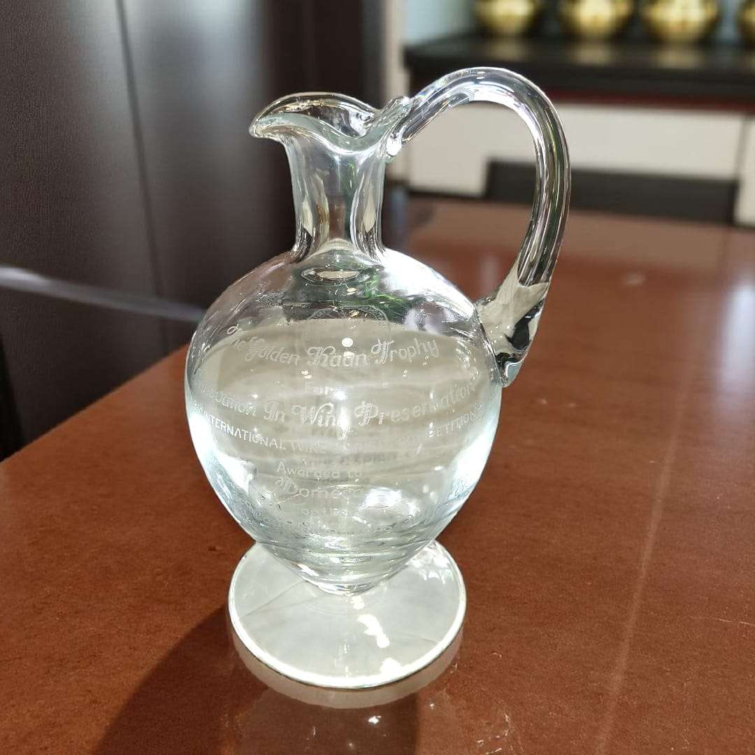 Detalle del cuerpo redondeado con asas talladas en una sola pieza.