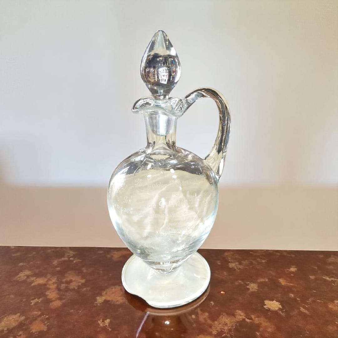 Tapa cónica de cristal tallado con base estable y simétrica.