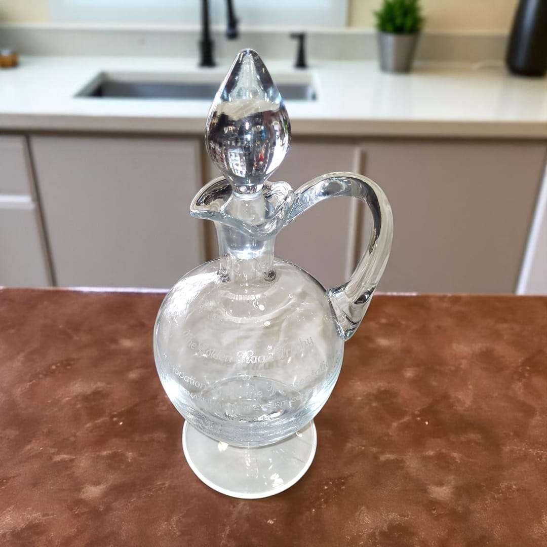 Inscripción grabada conmemorativa en la superficie del cristal.