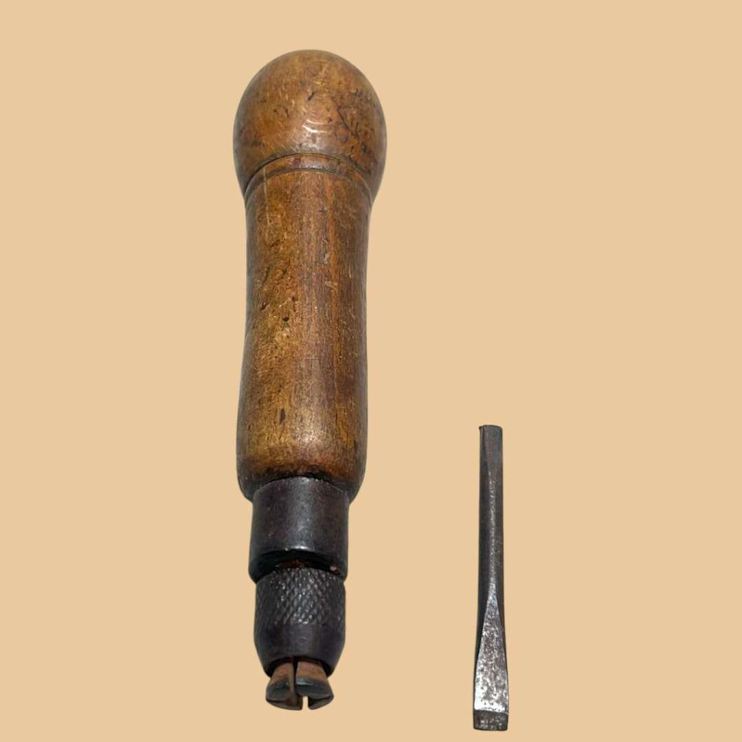 Destornillador desmontable antiguo con mango de madera y cabezal plano intercambiable. Herramienta única de colección para decoración vintage.