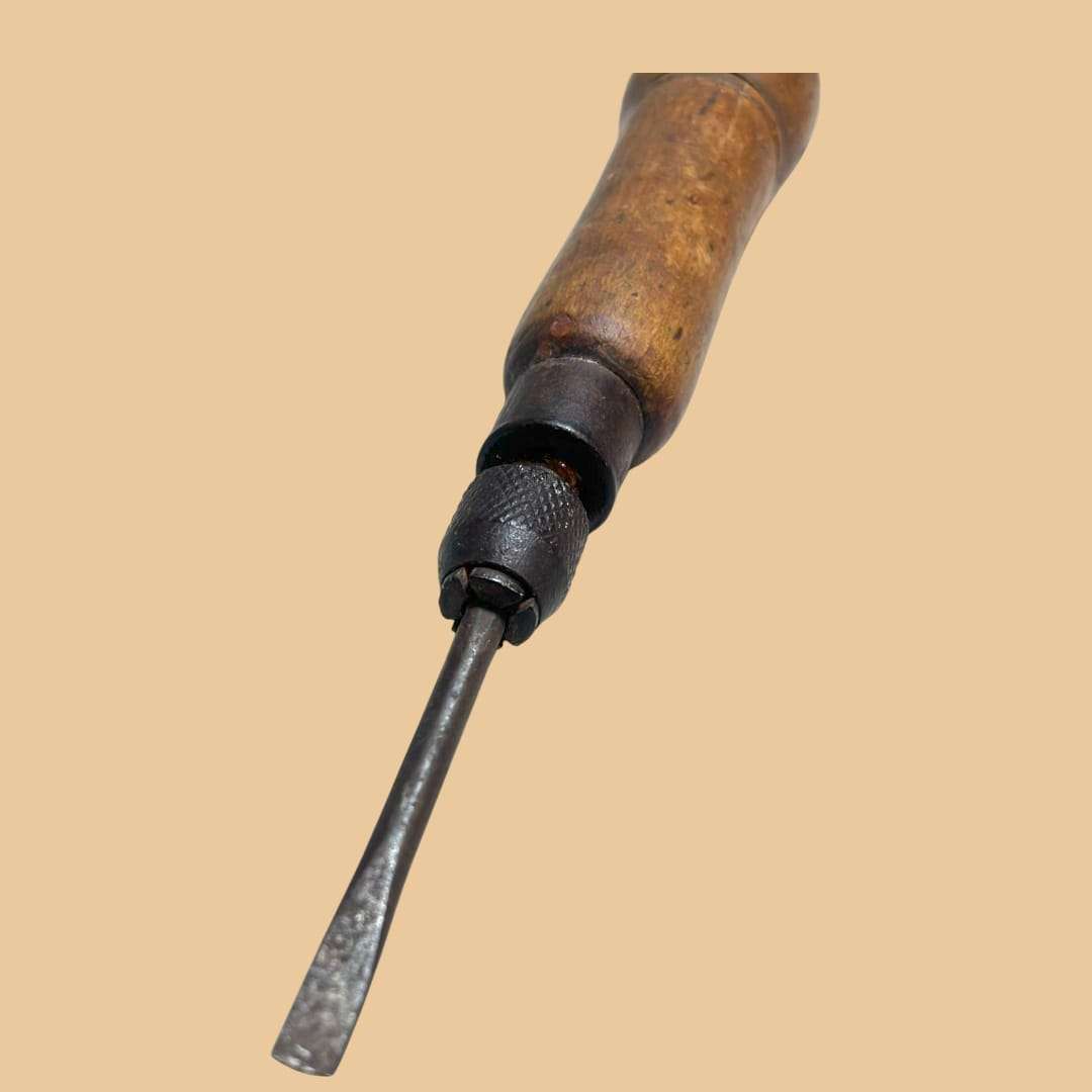 Destornillador desmontable antiguo con mango de madera y cabezal plano, herramienta única de colección para decoración vintage en hogar y jardín.