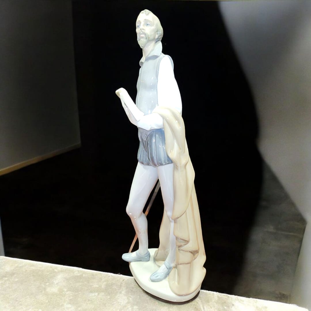 Figura de porcelana NAO LLADRÓ de Don Quijote de la Mancha con detalles refinados y acabado brillante. Ideal para decoración elegante del hogar.