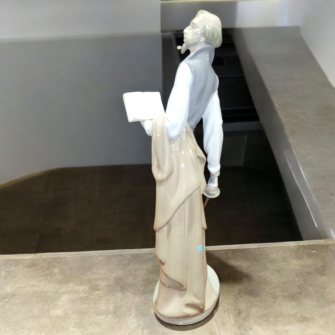 Figura de porcelana NAO LLADRÓ de Don Quijote de la Mancha con detalles refinados y acabado brillante. Ideal para decoración elegante del hogar.