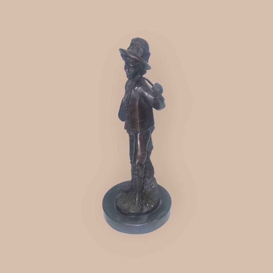 Escultura de bronce muchacho con gorro y palo – Calidad excepcional, figura decorativa clásica de 31 cm sobre base redonda, ideal para interiores elegantes.