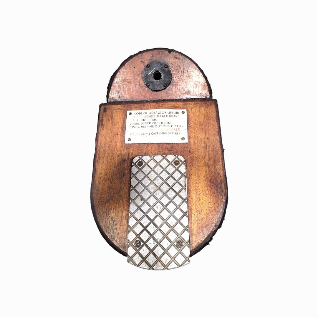 Fuelle de oxígeno antiguo con pedal metálico y placa de señales, herramienta histórica usada en cascos de buzo, ideal para decoración temática.