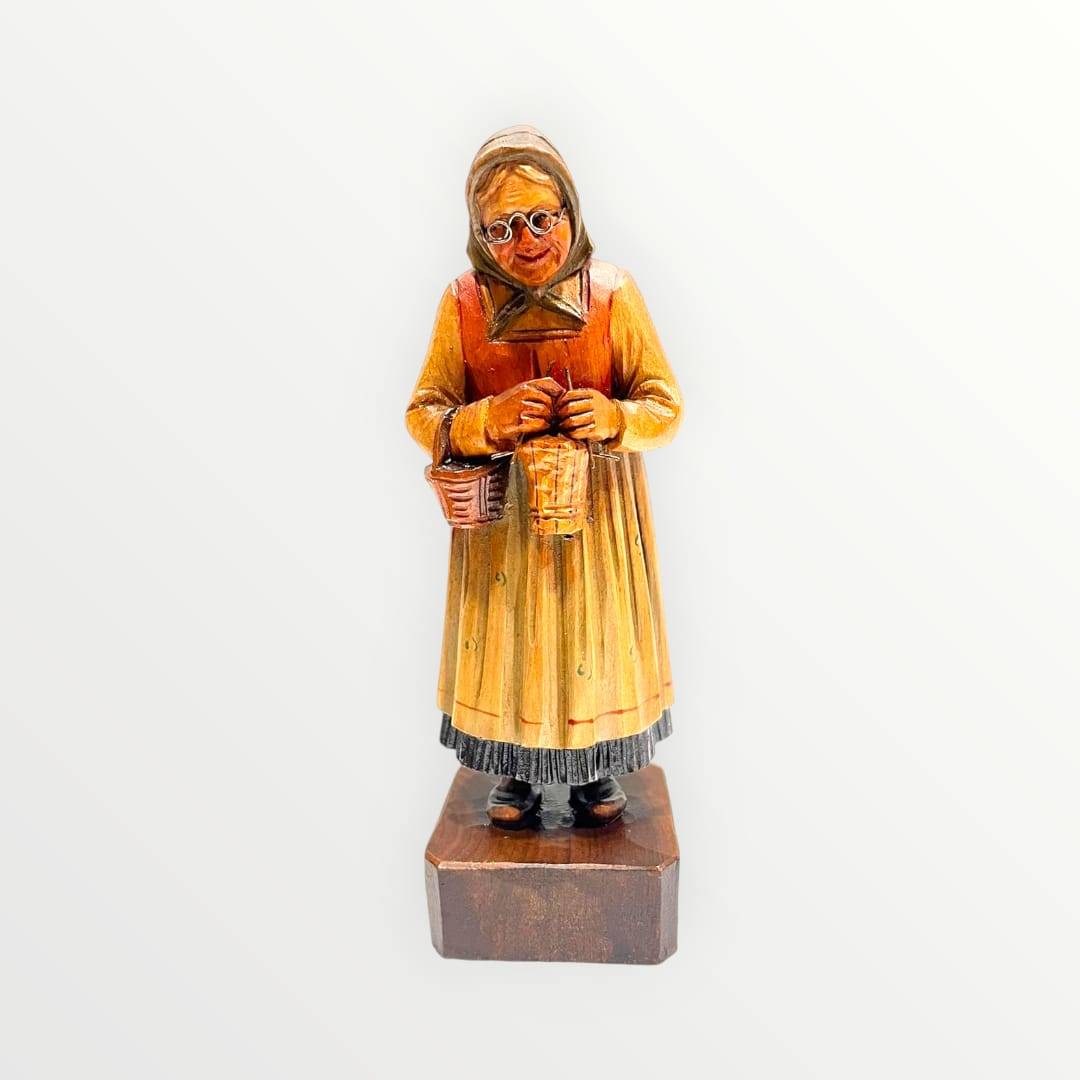 Figuras de madera rústicas de pareja mayor con detalle único, talladas a mano con vestimenta tradicional europea. Decoración artesanal para el hogar.