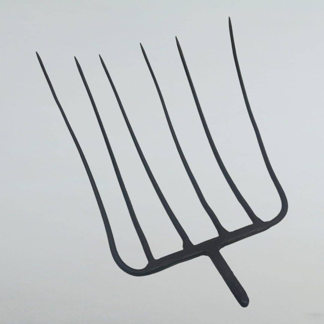 Horca antigua de seis dientes en hierro forjado, herramienta de campo con estilo rústico ideal para decoración vintage en hogar o jardín.