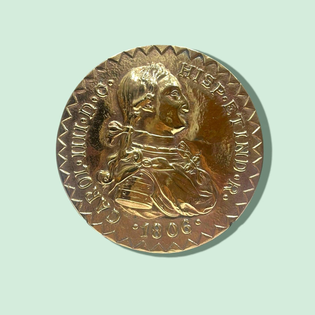 Metopa o pisapapeles de bronce con busto de Carlos IV de Borbón, año 1806, ideal para decoración clásica en hogar u oficina.