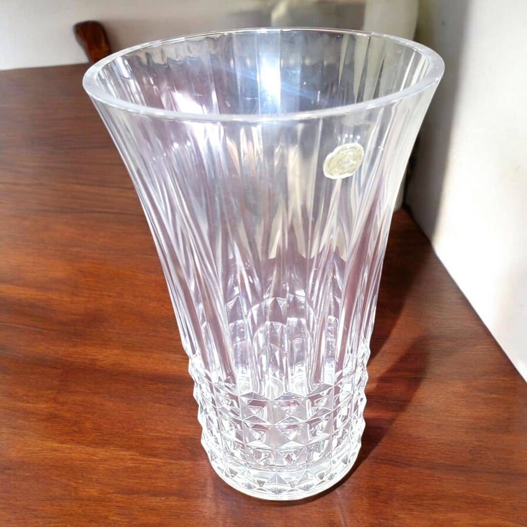 Jarrón de cristal tallado con diseño clásico y elegante, ideal para decoración del hogar en mesas o estanterías. Perfecto para flores o como pieza decorativa.