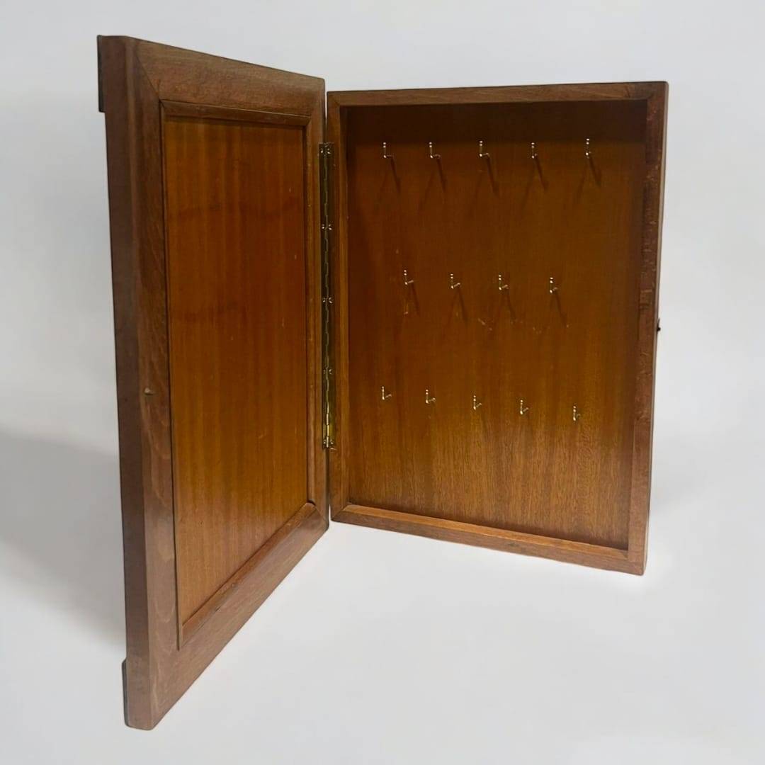 Porta llaves madera - París Nostalgia con marco decorativo y escena romántica parisina, ideal para decoración vintage en el hogar.