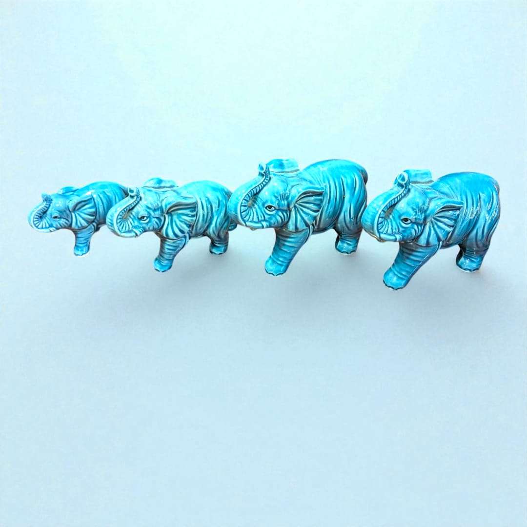 Elegancia en azul: set de elefantes de cerámica esmaltada.