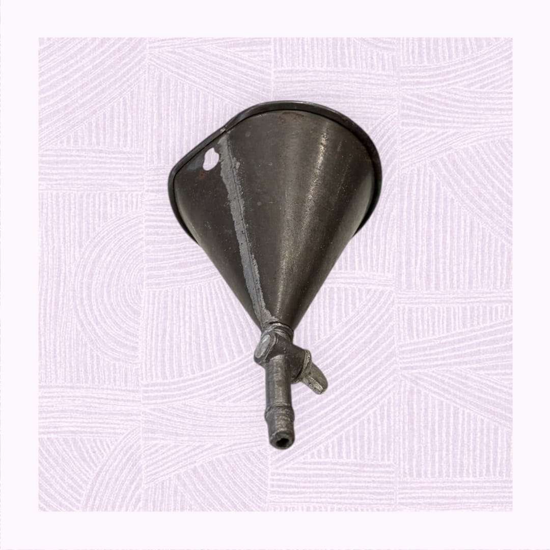 Embudo de farmacia antiguo de chapa con llave de cierre, ideal para decoración vintage en espacios de estilo industrial o colecciones médicas.