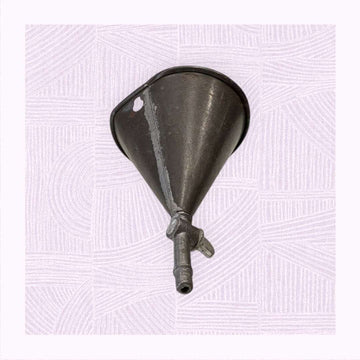 Embudo de farmacia antiguo de chapa con llave de cierre, ideal para decoración vintage en espacios de estilo industrial o colecciones médicas.