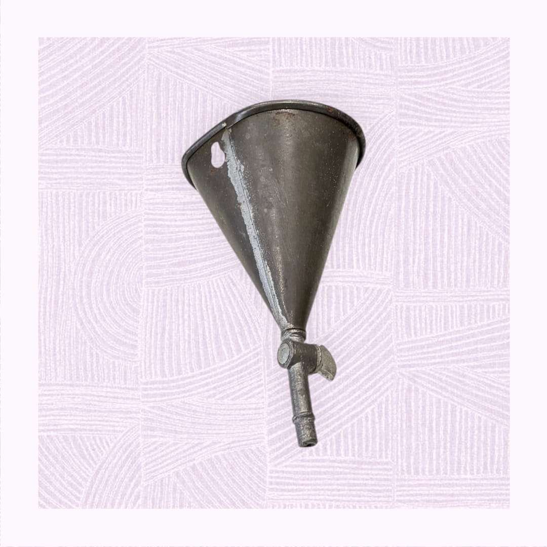 Embudo de farmacia antiguo de chapa con llave de cierre, ideal para decoración vintage en espacios de estilo industrial o colecciones médicas.