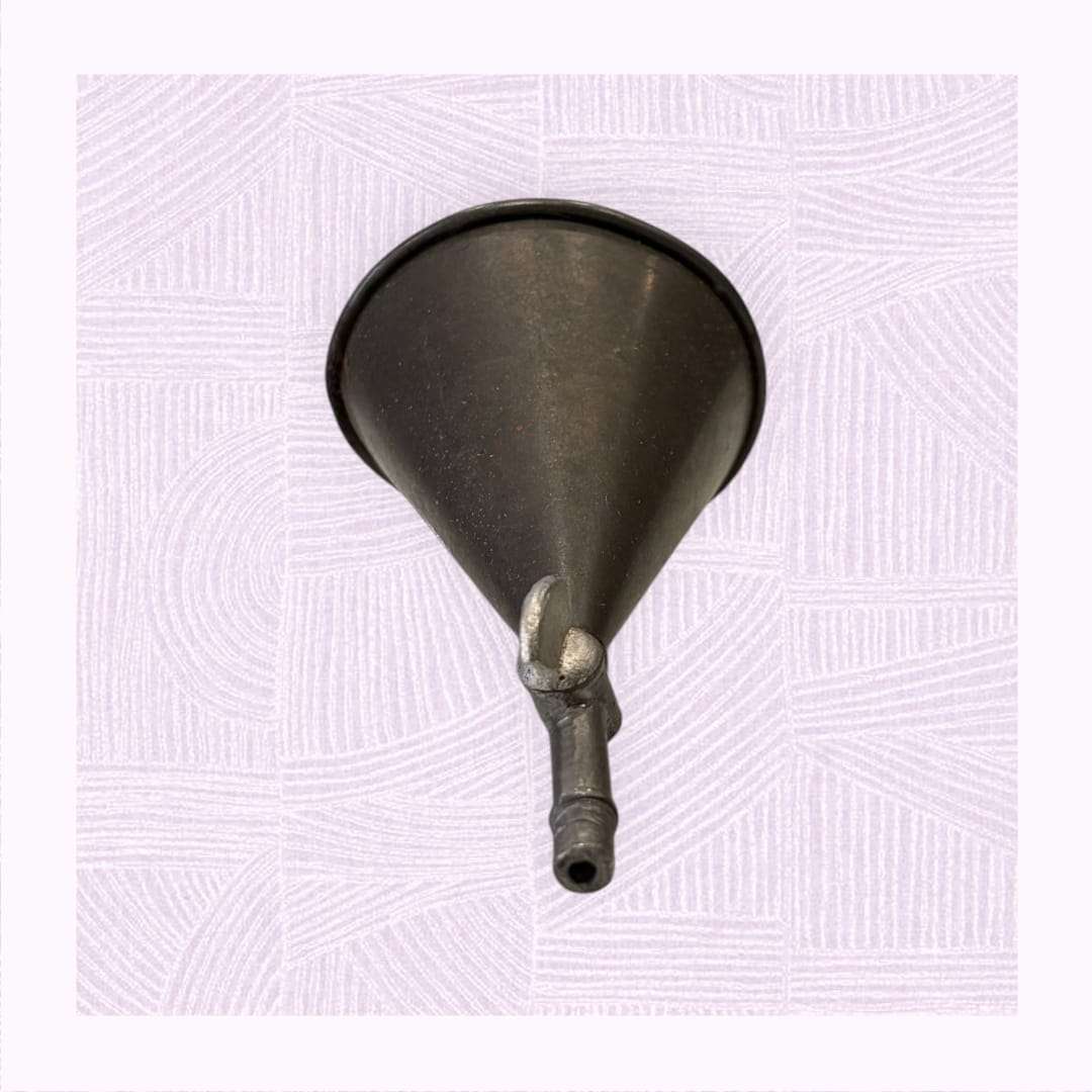 Embudo de farmacia antiguo de chapa negra con llave de cierre metálica, ideal para decoración vintage en hogar o colección médica retro.