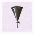 Embudo de farmacia antiguo de chapa con llave de cierre, ideal para decoración vintage en espacios de estilo industrial o colecciones médicas.