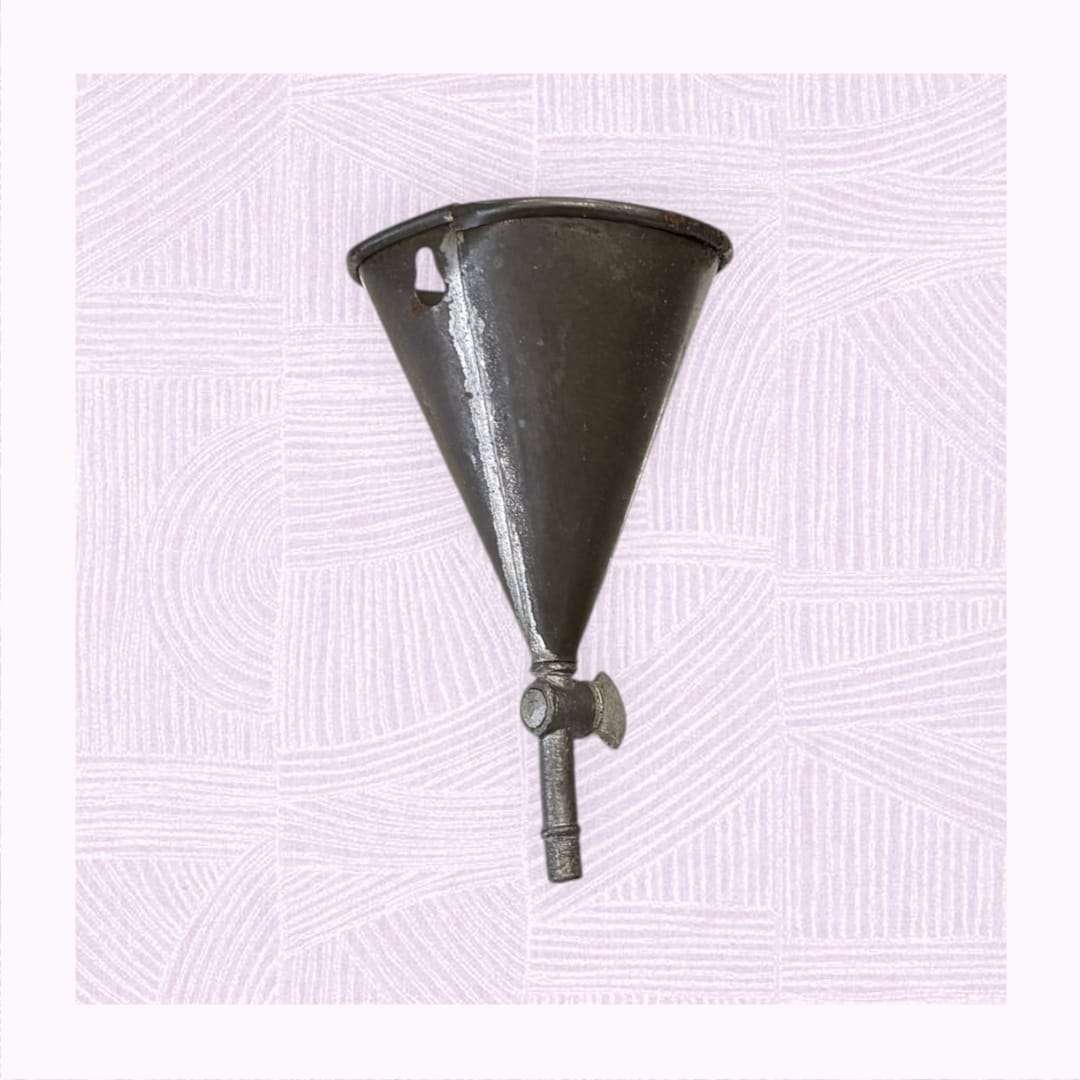 Embudo de farmacia antiguo de chapa con llave de cierre, ideal para decoración vintage en espacios de estilo industrial o colecciones médicas.