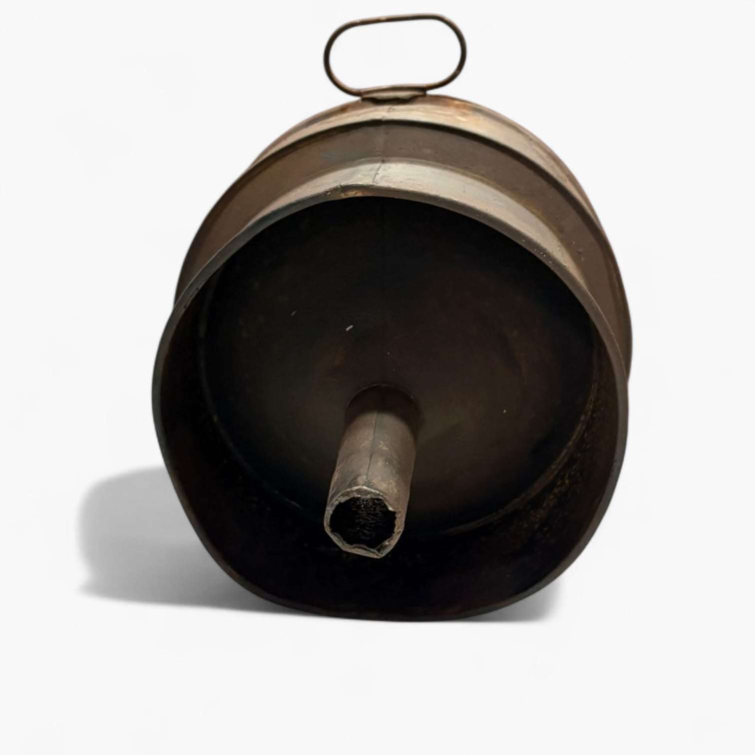 
El pico vertedor, ligeramente deformado por el tiempo, demuestra que es un utensilio profesional cargado de historia.
