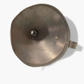 Embudo de farmacia antiguo de chapa visto desde arriba, con llave de cierre lateral. Ideal para decoración vintage en hogar o colección médica.