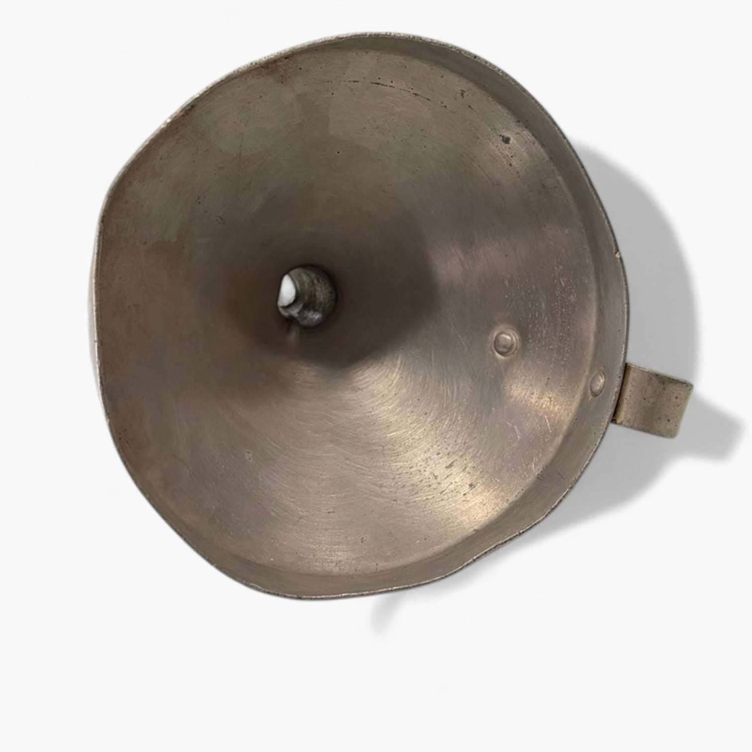 Embudo de farmacia antiguo de chapa visto desde arriba, con llave de cierre lateral. Ideal para decoración vintage en hogar o colección médica.