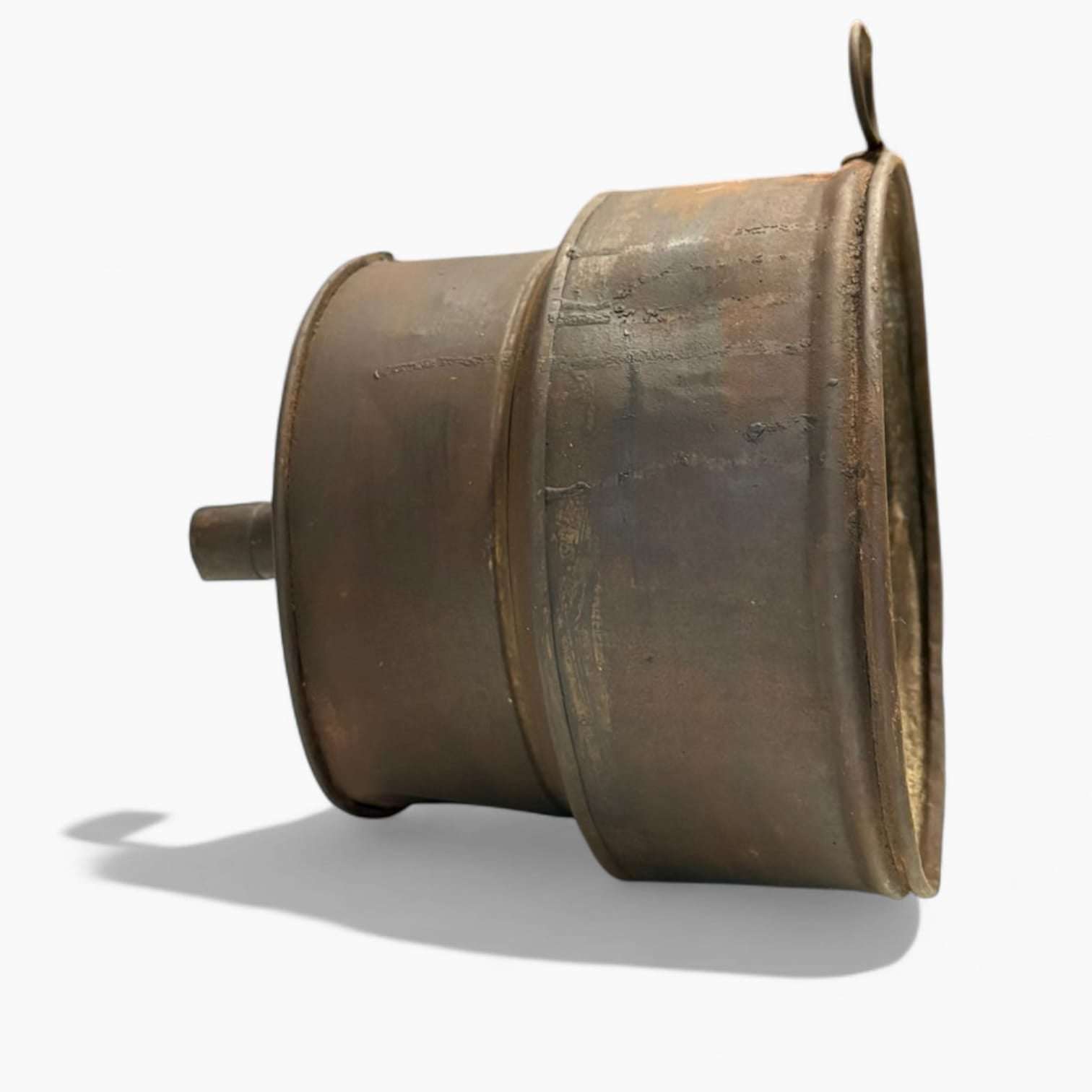 
&nbsp;Las uniones soldadas y la pátina oscura del hierro lo convierten no solo en un objeto decorativo, sino en un testimonio real d