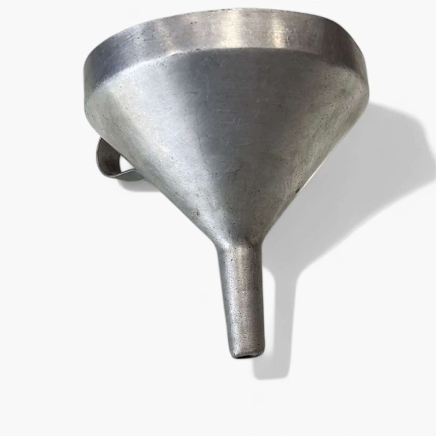 Embudo metálico antiguo de aluminio con diseño artesanal, ideal como pieza funcional y decorativa para cocina vintage o decoración rústica.