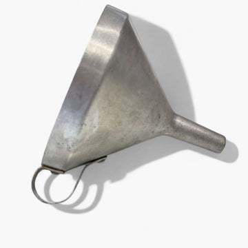 Embudo metálico antiguo de aluminio con asa, pieza artesanal funcional y decorativa para cocina vintage o decoración rústica.